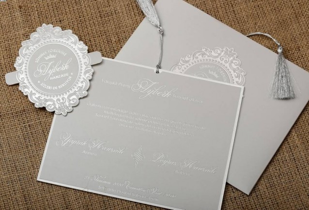 Gri Püsküllü Kalın Sünnet Davetiyesi16,5x21 ebatlarında davetiye zarfsız olarak tasarlanmıştır.Baskı kartı 1.6 mm kalın mukavvadan imal edilmiştir,püskül ile bağlanır.