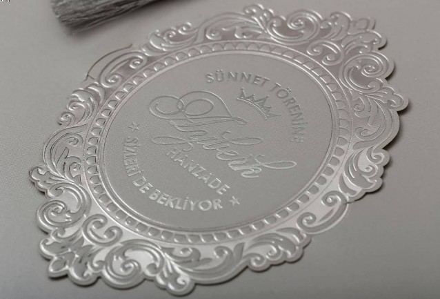 Gri Püsküllü Kalın Sünnet Davetiyesi16,5x21 ebatlarında davetiye zarfsız olarak tasarlanmıştır.Baskı kartı 1.6 mm kalın mukavvadan imal edilmiştir,püskül ile bağlanır.