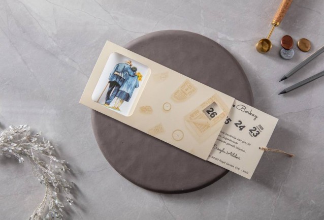 Fazilet Takvim Detaylı DavetiyeDavetiye 3 parçadan oluşmaktadır.Baskı kartı sağdan geçmeli ve hasır ip ile bağlanır.11x22,5 ebatlarında ürün dıştan ili pencereli kendinden zarflı modeldir.Üzerinde iki sevgili ve faz