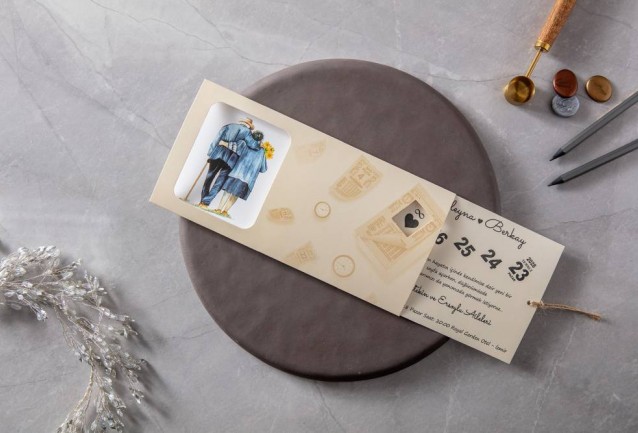 Fazilet Takvim Detaylı DavetiyeDavetiye 3 parçadan oluşmaktadır.Baskı kartı sağdan geçmeli ve hasır ip ile bağlanır.11x22,5 ebatlarında ürün dıştan ili pencereli kendinden zarflı modeldir.Üzerinde iki sevgili ve faz