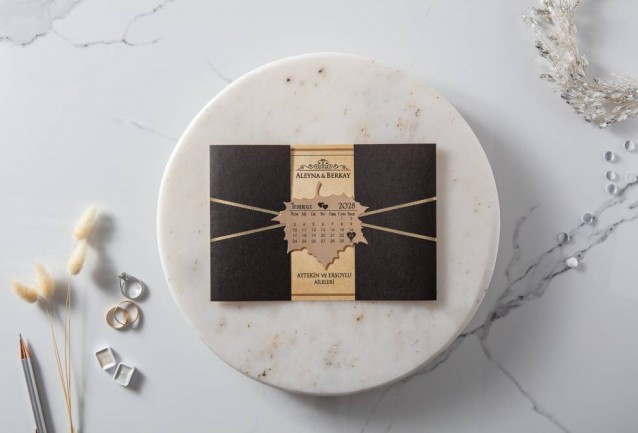 Çınar Yapraklı Takvimli DavetiyeArka kısımda misafir isim yeri mevcuttur.13,4x19,4 cm ebatlarında ürün zarfsız tasarlanmıştır.