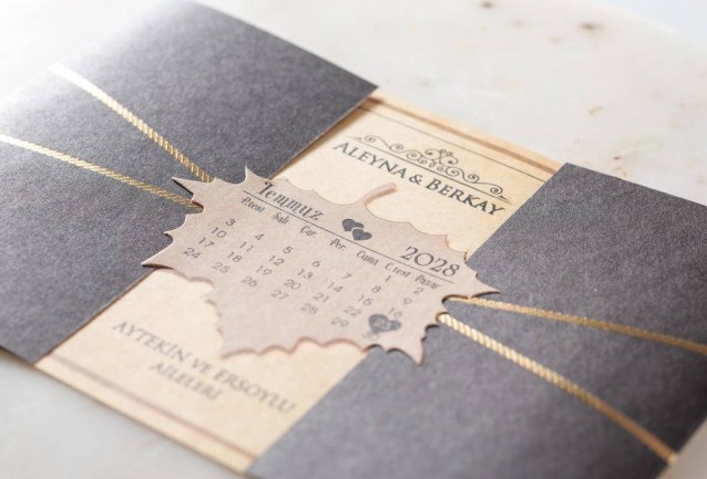 Çınar Yapraklı Takvimli DavetiyeArka kısımda misafir isim yeri mevcuttur.13,4x19,4 cm ebatlarında ürün zarfsız tasarlanmıştır.