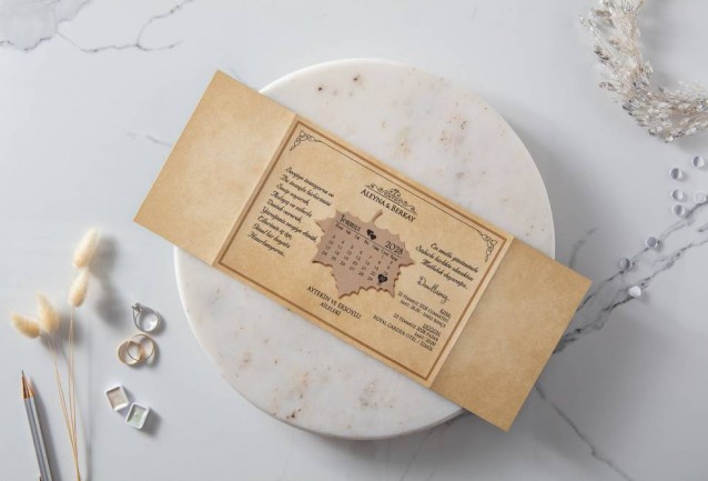 Çınar Yapraklı Takvimli DavetiyeArka kısımda misafir isim yeri mevcuttur.13,4x19,4 cm ebatlarında ürün zarfsız tasarlanmıştır.