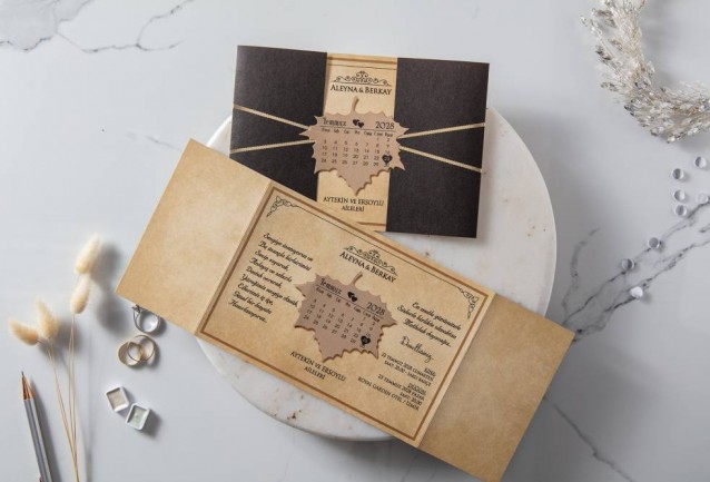 Çınar Yapraklı Takvimli DavetiyeArka kısımda misafir isim yeri mevcuttur.13,4x19,4 cm ebatlarında ürün zarfsız tasarlanmıştır.