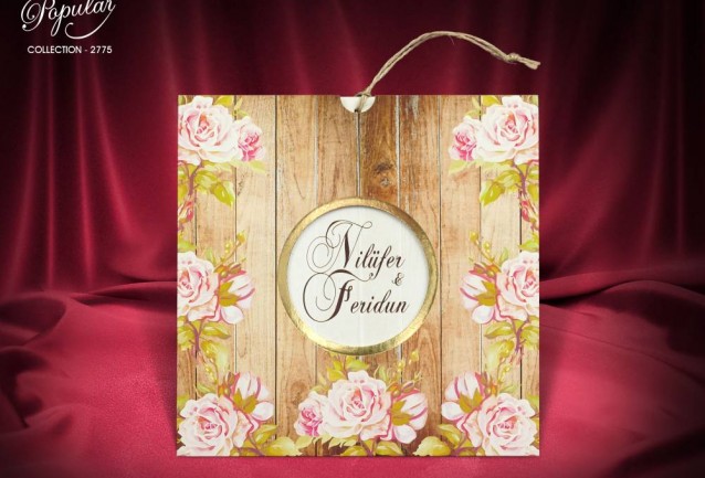 Pembe Güllü Kare DavetiyeKare davetiyenin baskı kartı üstten geçmeli ve hasır ip ile bağlanır. 15,5x15,5 ebatlarda davetiye kendinden zarflıdır. Üzeri tahta desen ve pembe güller baskılıdır.
