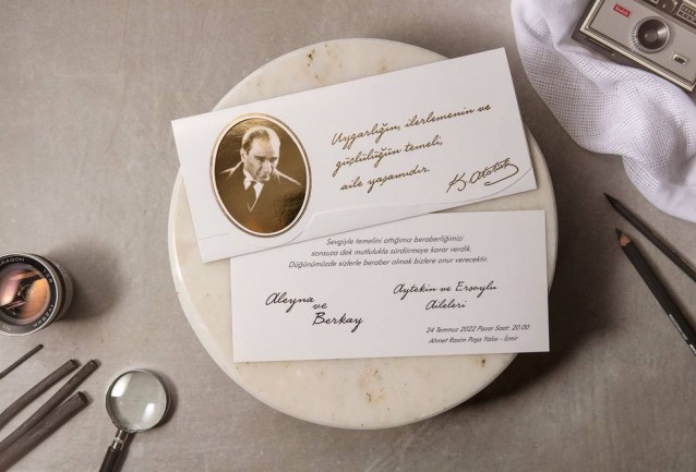 Atatürklü Düğün Davetiyesi11x26 ebatlarında davetiye kapalı zarfa sahip olmayıp kendinden zarflıdır.Üzerinde Mustafa Kemal Atatürk Silueti mevcuttur.